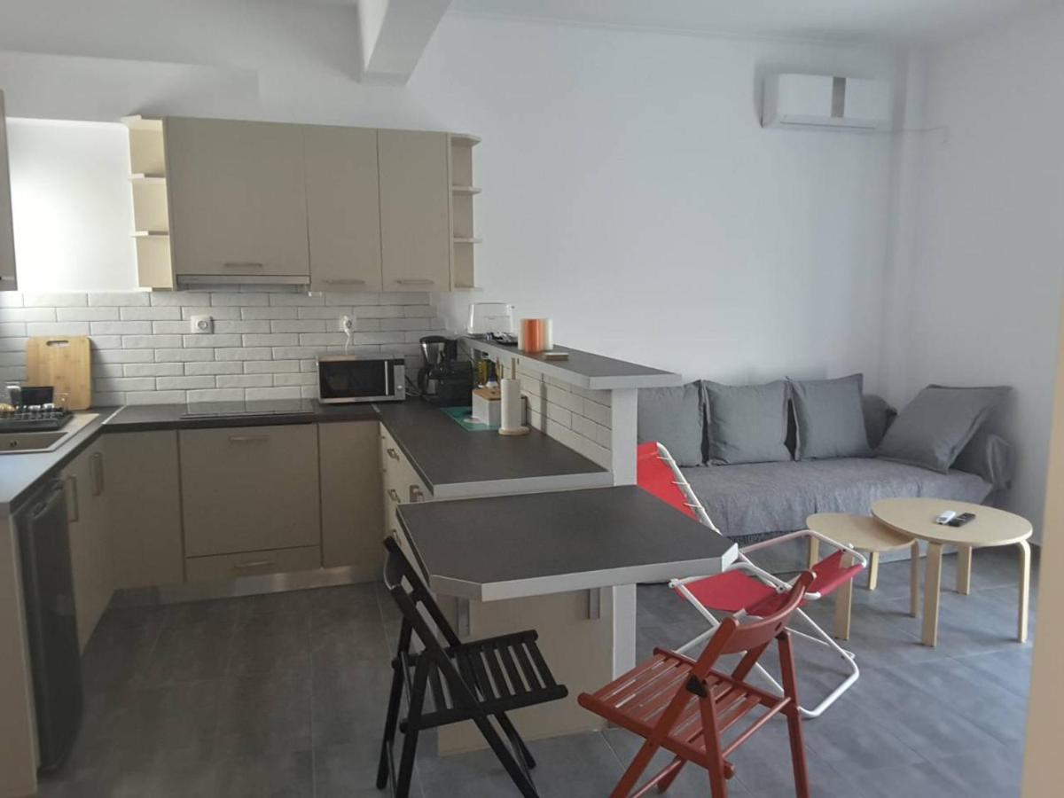 Seaview Apartment In Theheart Of Loutraki Exteriör bild