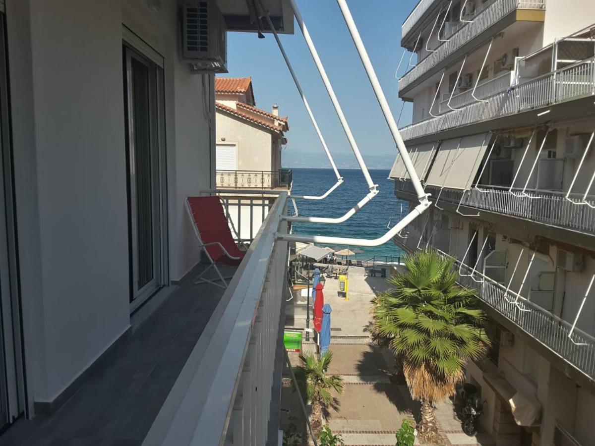 Seaview Apartment In Theheart Of Loutraki Exteriör bild